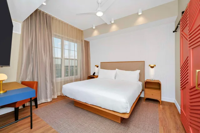 جناح ركني بسرير كينج بشرفة بغرفتين، Embassy Suites By Hilton Orlando Sunset Walk 2/5