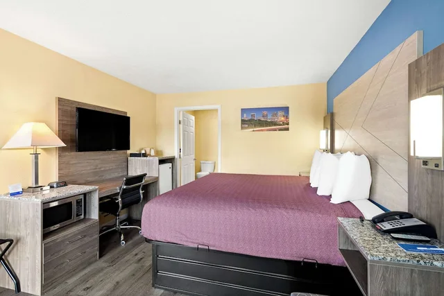 غرفة بسرير كينج لذوي الإعاقة، Rodeway Inn Oxford, AL 3/4