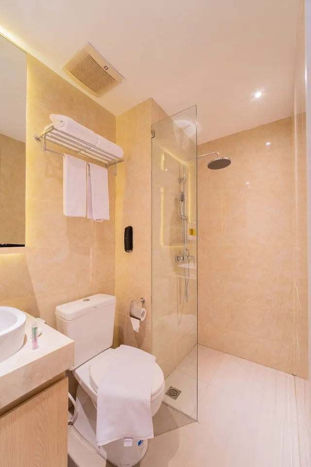 Superior, Queen Bed, with Pool، Pentacity Hotel Balikpapan 4/4