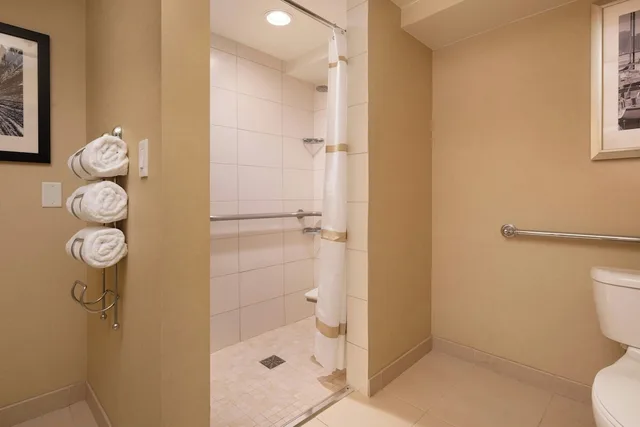 جناح بسرير كينج بشرفة بغرفة نوم واحدة مع أريكة لذوي الإعاقة، Marriott Newport Beach Bayview 3/4