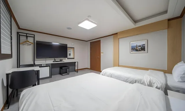 غرفة ديلوكس بسريرين منفصلين وسرير مزدوج وسرير فردي، Donghae Gloria Tourist Hotel 3/3