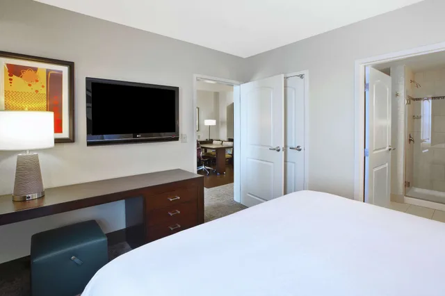 جناح بسرير كوين مع أريكة لذوي الإعاقة، Embassy Suites Columbus - Airport 2/2