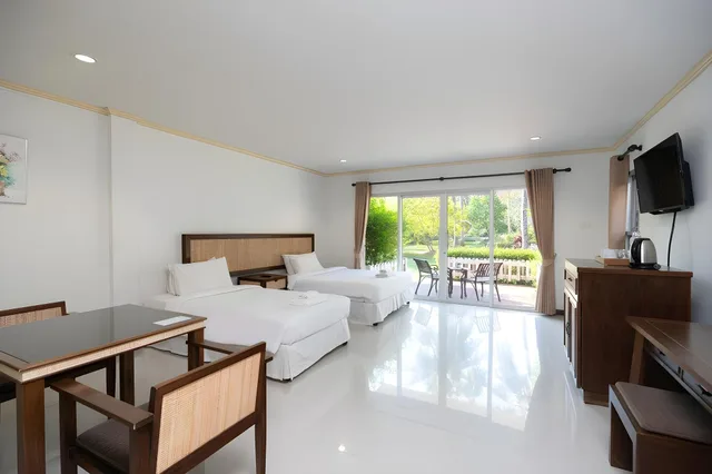 غرفة ديلوكس بسرير كوين وسرير فردي، Thara Cholapruek Resort 1/2