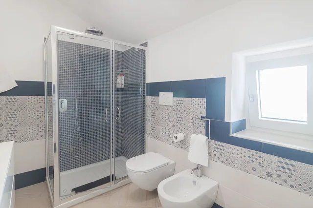 غرفة بسرير كينج مع أريكة في الملحق، Agriturismo La Lobra 4/4