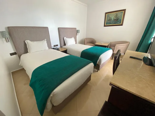 غرفة بسريرين منفصلين بحوض استحمام، Azur Hotel 4/7