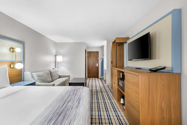 غرفة بسرير كينج، AmericInn by Wyndham Delafield 4/10