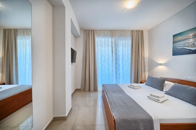 Standard, Queen Bed, Balcony, Sunset Split 2/10