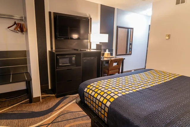 غرفة قياسية بسرير كينج، Coratel Inn & Suites by Jasper Hastings 1/10