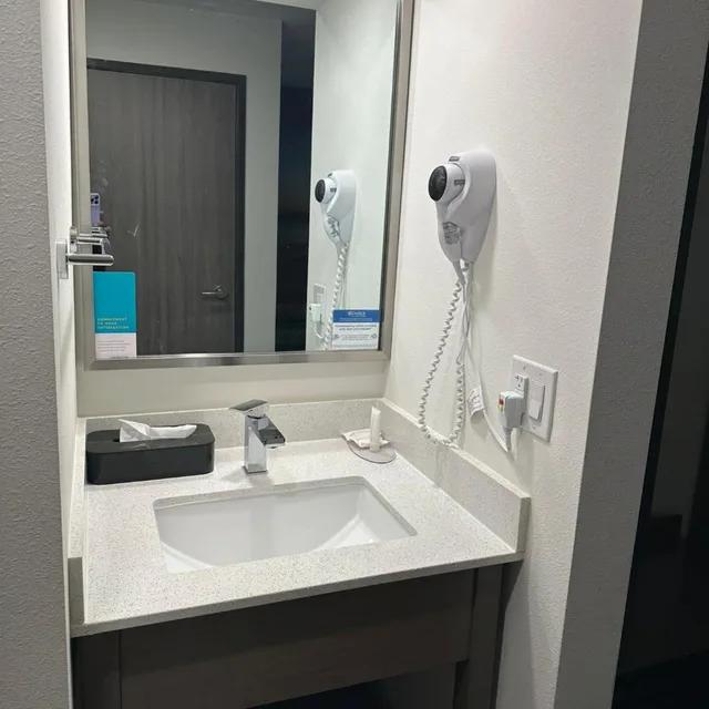 غرفة بسرير كوين، Clarion Pointe Milwaukee Airport 6/8