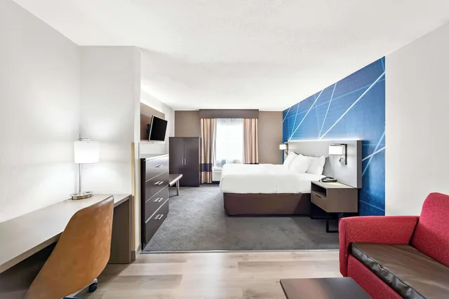 جناح بسرير كينج مع أريكة، Comfort Suites Columbus 4/6