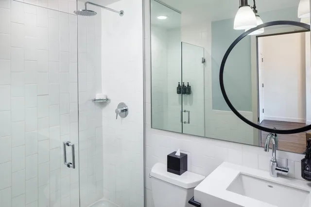 جناح بسرير كينج بغرفة نوم واحدة مع أريكة، Hotel Indigo Boston Garden 4/4