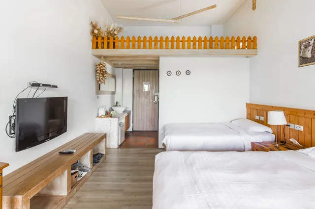 غرفة ثلاثية بسرير كوين وسرير فردي بإطلالة على الجبل بشرفة، Kenting Fairyland & Farm Guest House 5/9
