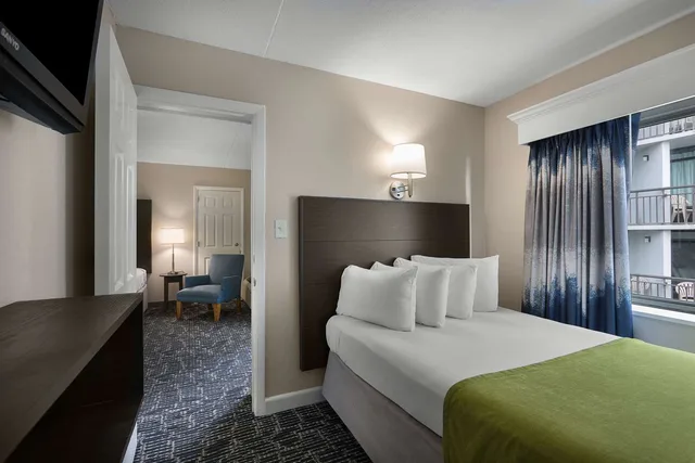 Room, 1 Double and 2 Queen Beds, Balcony, Middle Building, Dayton House Resort, BW Signature Collection 1/2