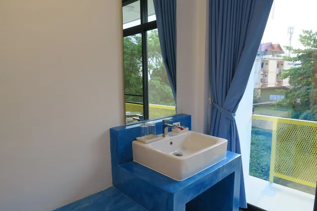 غرفة بسرير كينج بشرفة، Montha Hotel 3/3
