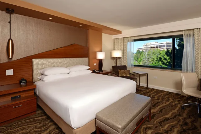 غرفة ديلوكس بسرير كينج، The Inverness Denver, a Hilton Golf & Spa Resort 6/10
