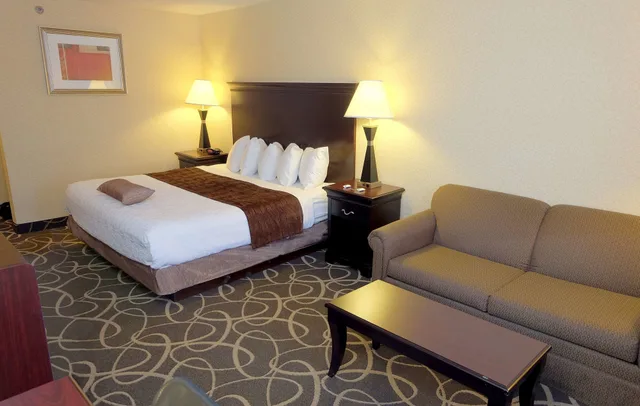 غرفة قياسية بسرير كينج لذوي الإعاقة، Best Western Plus Eau Claire Conference Center 4/6