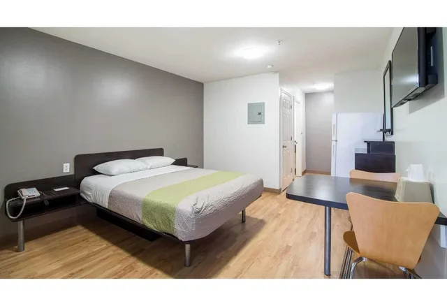 1 Queen Bed - ADA/RI Shower/Smoking/Kitchen، Studio 6 Extended Stay - Augusta, GA - Fort Gordon 3/9