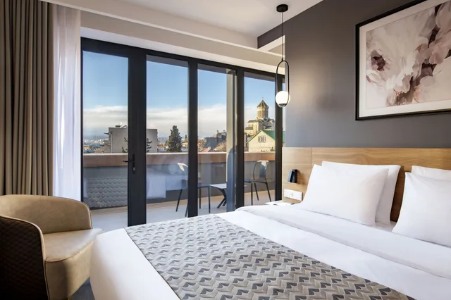 غرفة تنفيذية بسرير كينج، Clocks Hotel Tbilisi 2/5