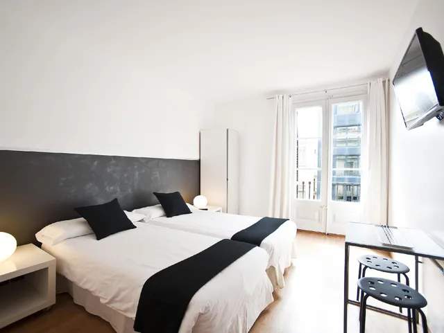 Room, Twin Beds, Shared Bathroom, Super Balmes Guest House 1/1