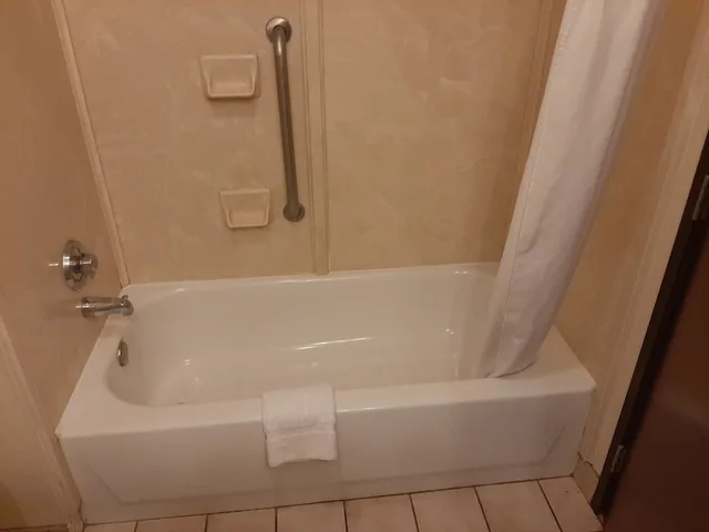 جناح ديلوكس بسرير كينج، Baymont Inn And Suites Carthage 3/4
