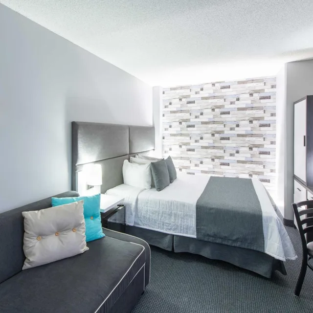 غرفة ركنية بسرير كوين مع أريكة، Travelodge Hotel By Wyndham Montreal Centre 4/10