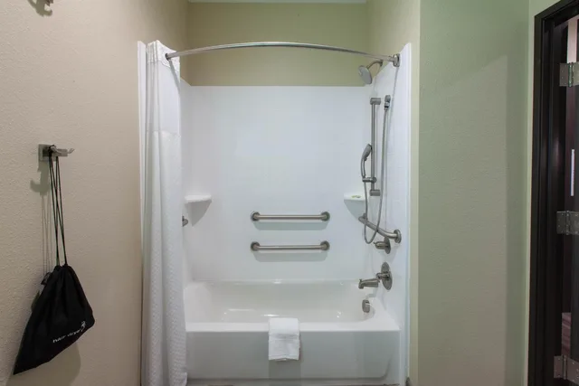 جناح استوديو بسريرين مزدوجين بحوض استحمام لذوي الإعاقة، Hawthorn Suites By Wyndham Odessa 4/4