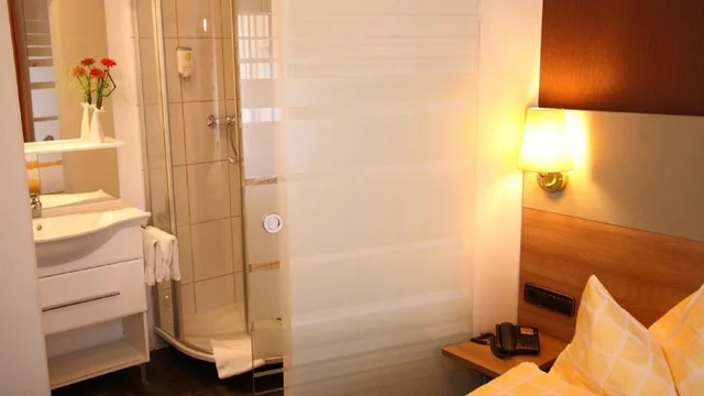 Room, King Bed, Private Bathroom, Hamm 4/5