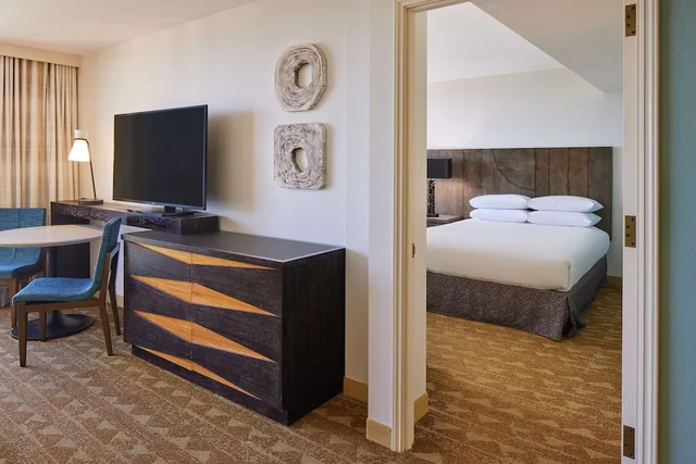 2 Bedrooms, Suite, 2 King Beds, City View, Sofa, Embassy Suites By Hilton Waikiki Beach Walk 4/6