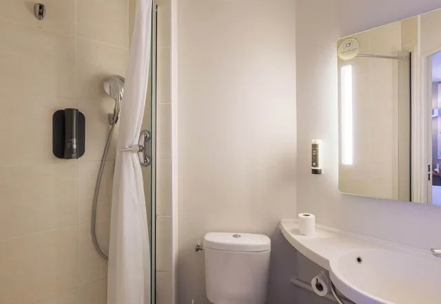 غرفة رباعية بسرير مزدوج وسريرين منفصلين، B&B HOTEL Auxerre Moneteau 3/3