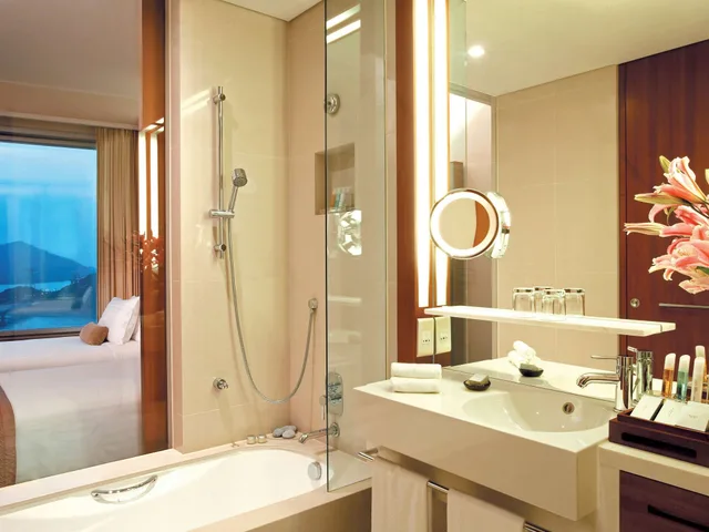 Standard, Queen Bed, Novotel Citygate Hotel Hong Kong 3/8
