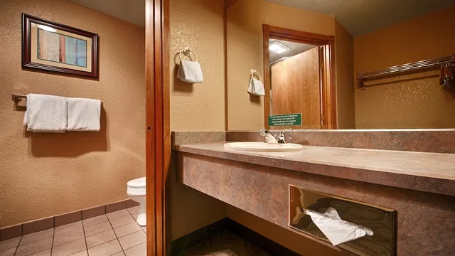 جناح بسرير كوين مع أريكة بمنطقة جلوس بمطبخ، Best Western Plus Bayshore Inn 3/3