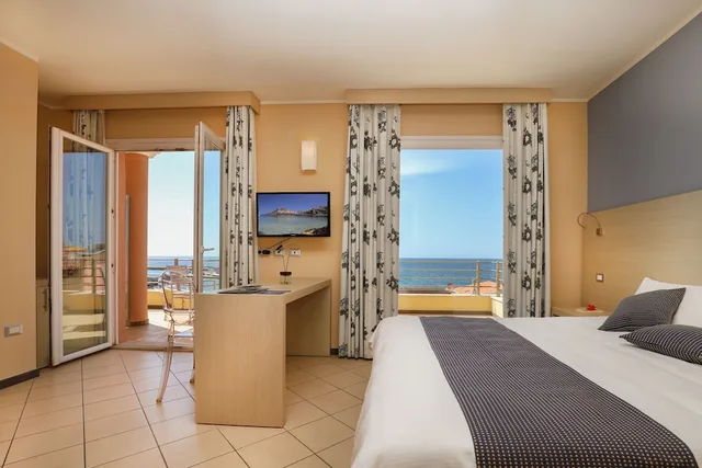 غرفة سوبيريور بسرير كوين بإطلالة على البحر بشرفة، Janus Hotel 3/6