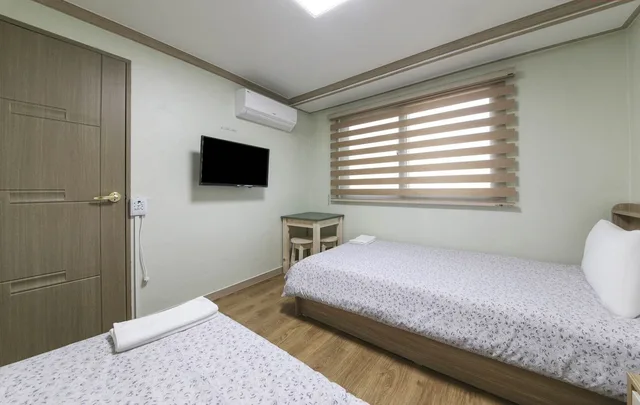 غرفة بسرير كوين، R Guesthouse 5/10