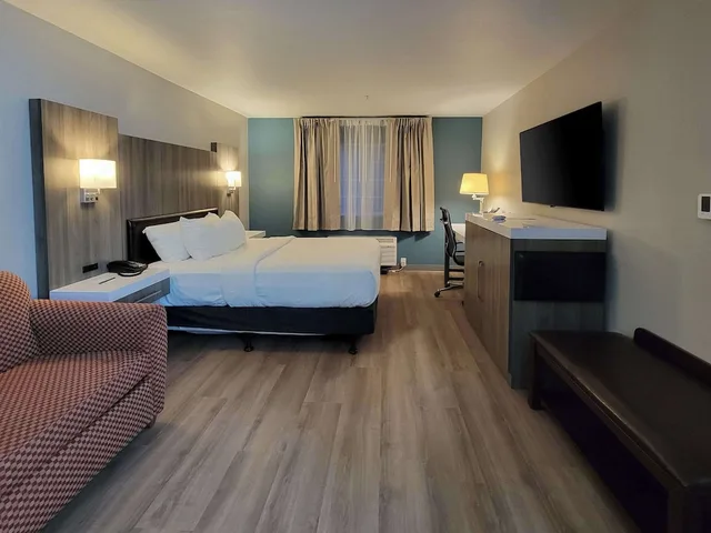 غرفة بسرير كينج لذوي الإعاقة، Quality Inn Port Orchard, WA 1/3