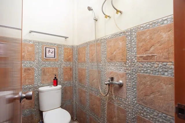 غرفة بريميوم بسريرين منفصلين، Reddoorz Plus Near Universitas Indonesia 5/5