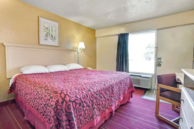 غرفة بسرير كوين، Days Inn By Wyndham Louisville Airport Fair And Expo Center 2/6