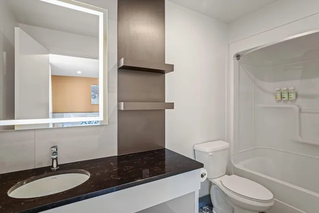 Room, 2 Queen Beds, Garden Side, Balcony، Days Inn by Wyndham Riviere-Du-Loup 4/4