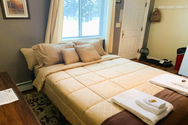 Cottage, Queen Bed, River Front, Kitchenette، Love Hotels St John River at Fort Kent ME 2/10