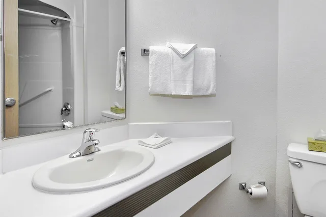 غرفة قياسية بسريرين مزدوجين، Motel6 Peterborough, ON 4/4