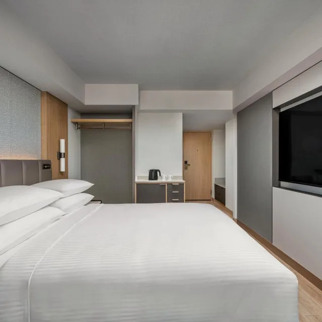 Club, Queen Bed, Grand Hamamatsu 3/6