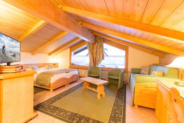Superior, 4 Beds, Crosal Hotel 2/10