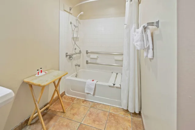 Room, Queen Bed, Accessible, Days Inn By Wyndham Lebec 4/4