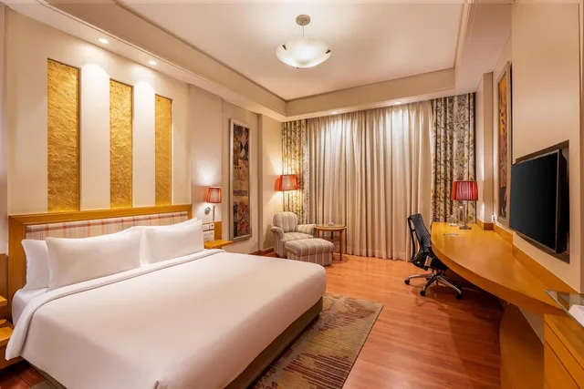غرفة بزنس بسرير كينج، Radisson Noida 3/7