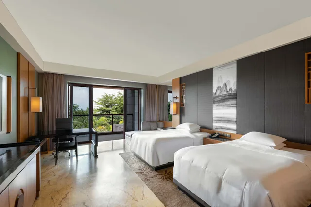 غرفة بسريرين مزدوجين بإطلالة على الحديقة بشرفة، Haikou Marriott Hotel 1/4