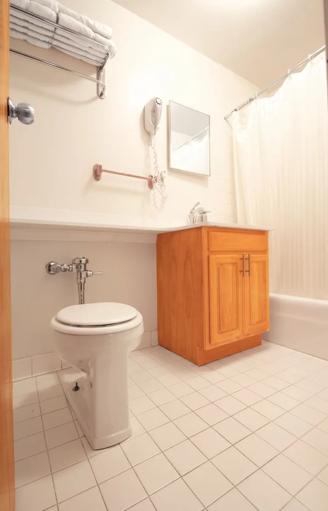 غرفة قياسية بسرير كوين بحمام خاص مع أريكة، HOTEL 309 3/3