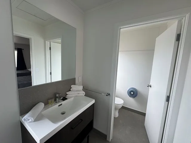Design, Studio, 1 Queen and 1 Single Bed، Grosvenor Motor Inn 6/9