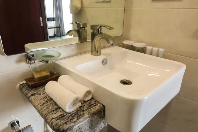 Premium, Queen Bed, Ocean View, Morven Hotel Colombo 5/5