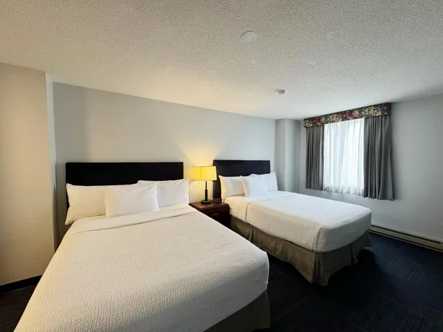 جناح عائلي، Divya Sutra Plaza and Conference Centre Calgary Airport 5/10