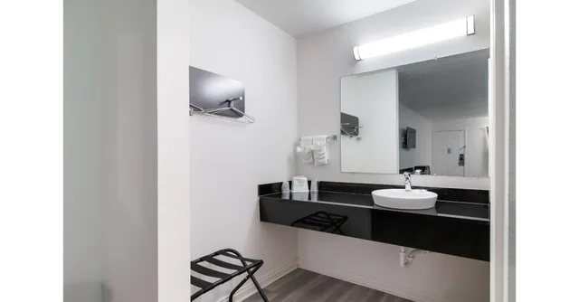 Room, Queen Bed, Accessible, Motel6 Arlington Heights, IL - Chicago North Central 6/7