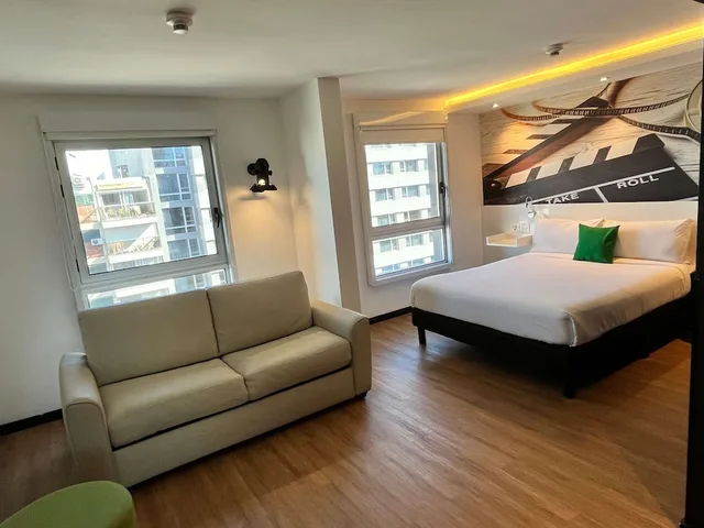 غرفة عائلية بسرير مزدوج وسريرين منفصلين، Ibis Styles Montevideo Biarritz 3/10